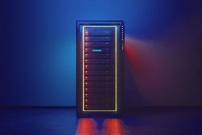 19"-Rack vor einer blauen Wand stehend